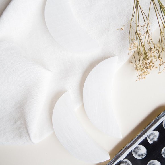 Selenite Crescent 🌙 moon - Picture 2 of 2